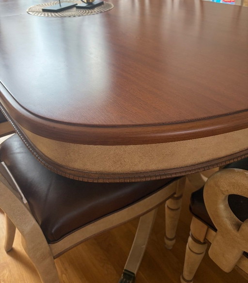Magnifique ensemble de salle à manger artisanal en bois véritable, comprenant 8 chaises revêtues de cuir véritable.