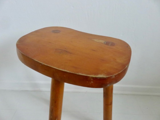 Image 1 of Boerenkruk met driepoot, gemaakt van licht hout, Frankrijk, 1960