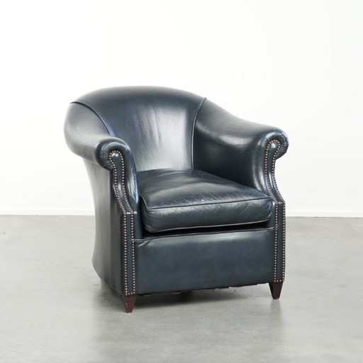 Poltrona club blu scuro in pelle bovina dal design intramontabile