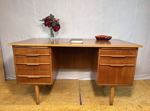 Mid-Century Retro Vintage Teak Desk – 1960s Danish Design A Perfect Blend of Style and Functionality Bring timeless Scandinavi