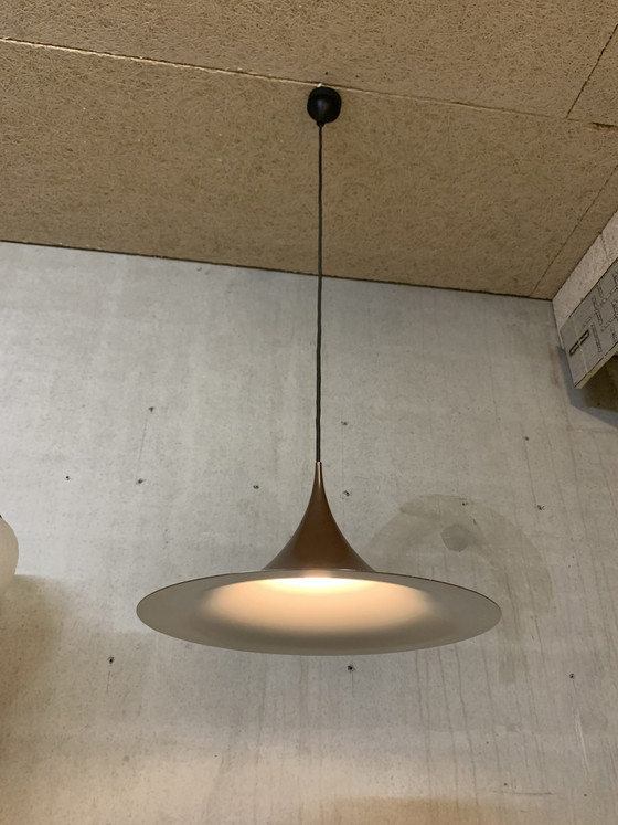 Image 1 of Lampada a sospensione Semi originale di Fog & Mørup in un marrone brillante e fresco.