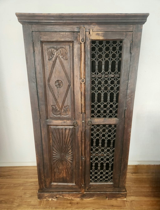 Massiver Kolonialer Antiker Holzschrank Mit Geschnitzten Türen Und Eisengitter Handgeschmiedet, Unikat, Bali (photo 2 of 15)