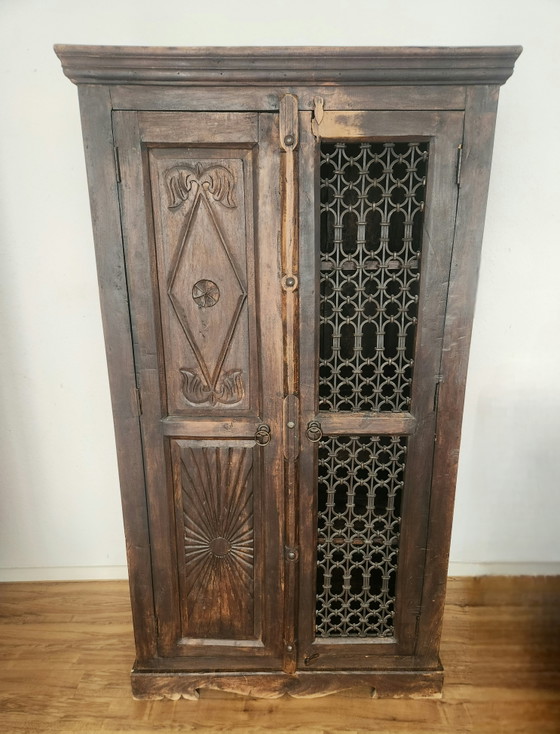 Massiver Kolonialer Antiker Holzschrank Mit Geschnitzten Türen Und Eisengitter Handgeschmiedet, Unikat, Bali (photo 2 of 15)