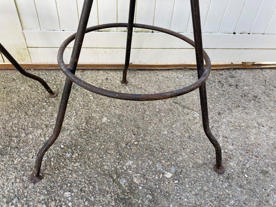 Image 1 of Paar industriële metalen draaibare barkrukken uit de jaren 50
