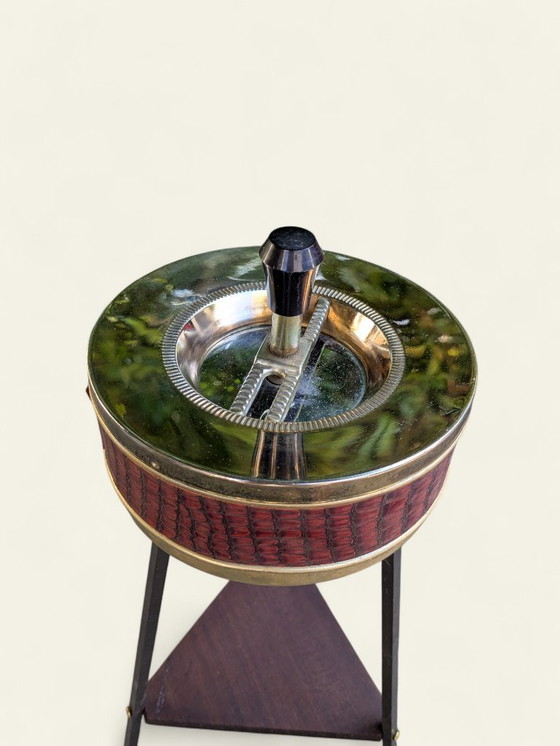 Image 1 of Raro posacenere d'epoca in piedi anni '60/'70 con ripiano in teak e aspetto in pelle di serpente rossa