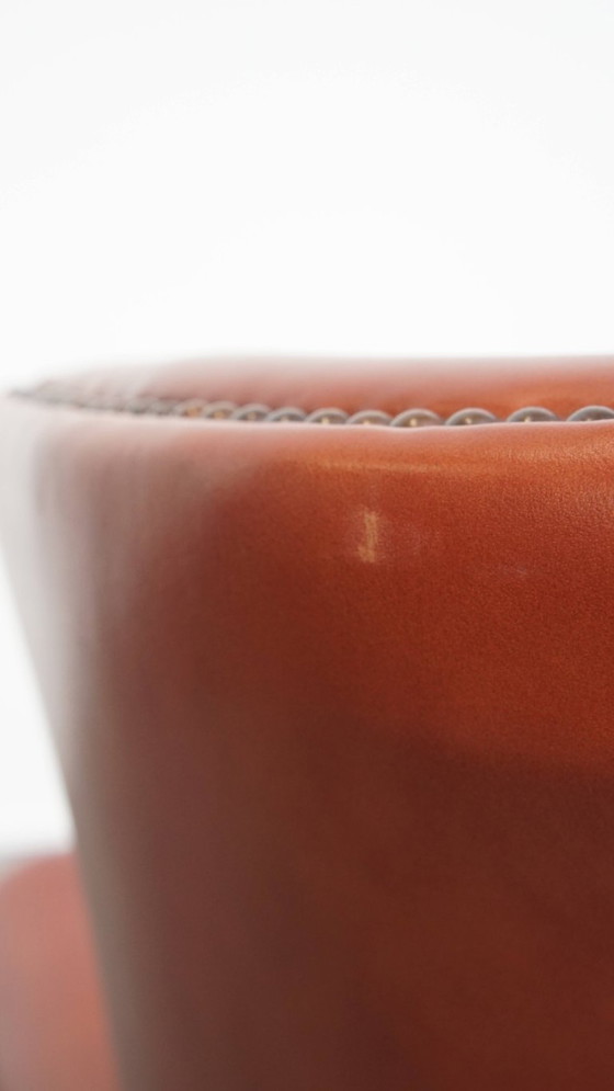 Image 1 of Comfortabele Engelse chesterfield oorfauteuil van rundleer