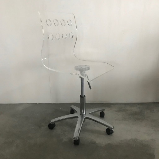 Silla de oficina vintage de plexiglás transparente.