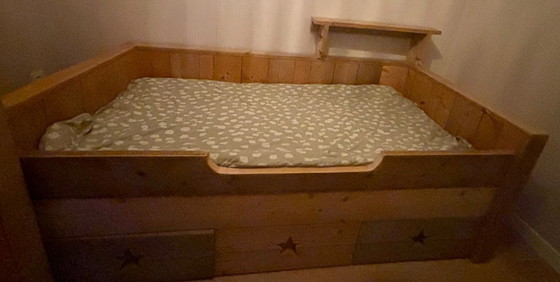 Image 1 of Chambre d'enfant complète : lit, armoire et étagère murale