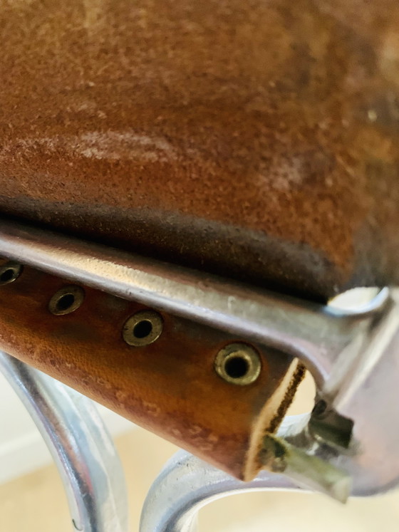 Sedile a Bastone Antico, Cuoio Goffrato Intrecciato e Rivetti in Ottone – Oggetti decorativi, Wood, Leather (photo 14 of 15)