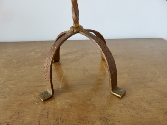 Image 1 of Grote smeedijzeren lamp met een gouden patina in de "art & crafts"-stijl.