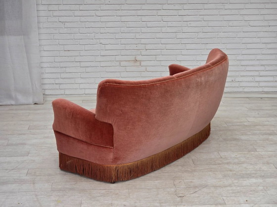 Image 1 of Deense driezitsbank uit de jaren 70, gebogen model, roze meubelvelours.