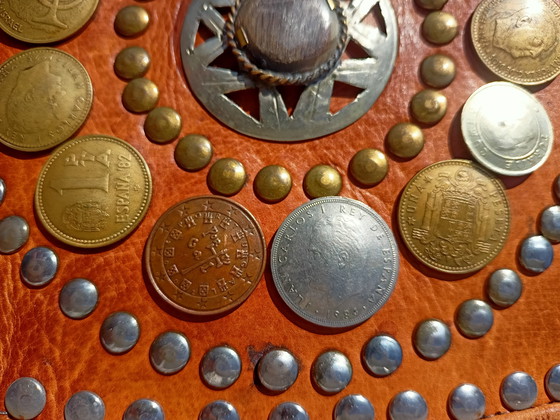 Image 1 of Borsa a tracolla in pelle vintage decorata con vecchie monete