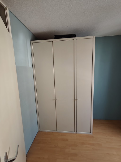 Armoire à linge haute et robuste