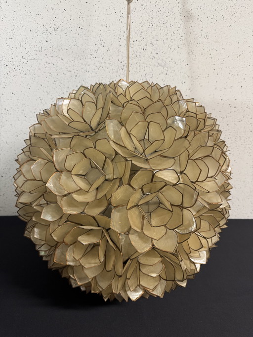 grand lustre vintage composé de fleurs en nacre