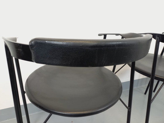 Image 1 of Set di 4 poltrone vintage di design italiano in metallo nero e similpelle nera degli anni '80