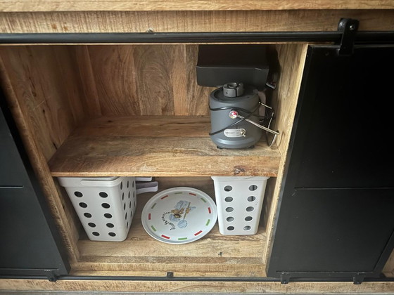Hölzerne Vitrine mit Metallschiebetüren, Mango Hout, Holz, Braun, Rustic (Foto 5 von 6)