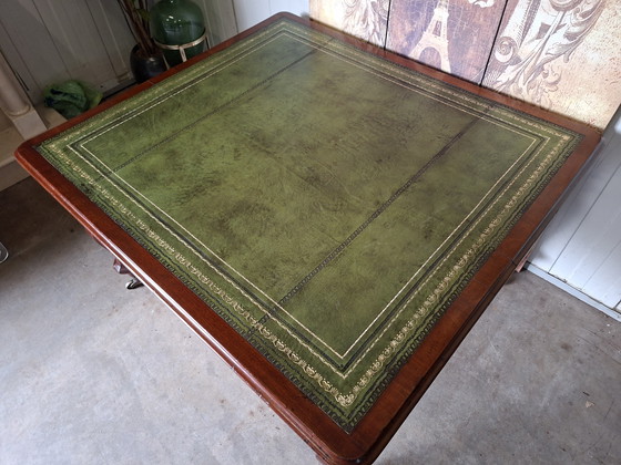 Image 1 of Scrivania antica, con piano in pelle intarsiata, con 2 cassetti. Dimensioni: 130x115 cm e altezza 74 cm.