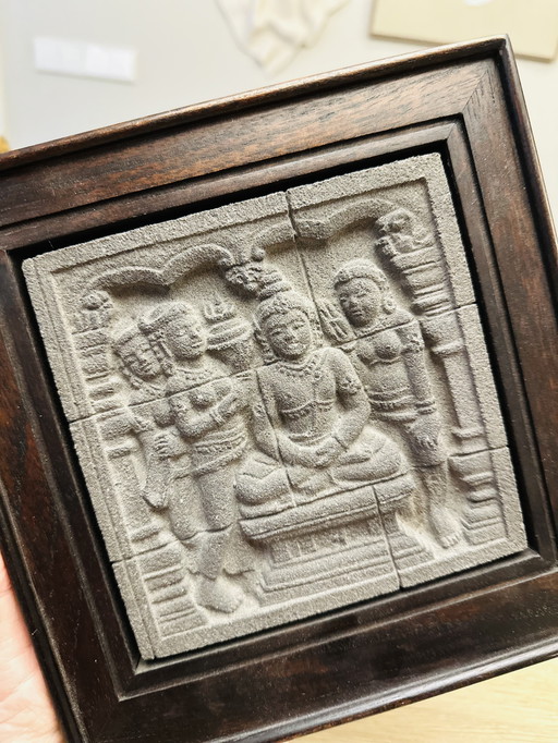 Gerahmtes Steinrelief – Nachbildung von Borobudur – Java, Indonesien