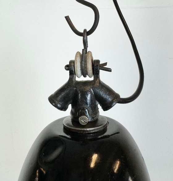 Image 1 of Lampe industrielle en émail noir avec abat-jour en fonte, années 1930