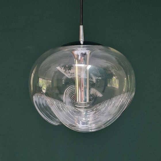 Image 1 of Vintage Space Age hanglamp – Peill & Putzler “Wave” / “Futura” – 1970s Duitsland – Glas en Metaal – Ø 32 cm. Space Age Design.