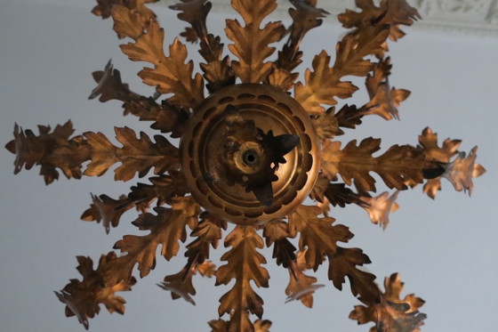 Gran lámpara de araña de ocho luces, de hojalata dorada patinada de mediados de siglo, diseñada por Hans (photo 3 of 10)