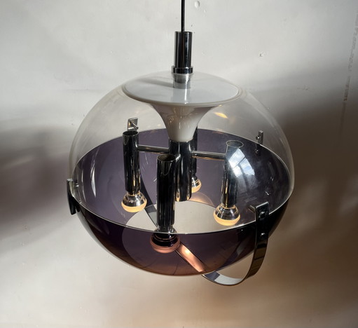 Hanglamp in ruimtetijdperkstijl — toegeschreven aan Stilux Milano, tweekleurige acrylbol en chroom, Italië ~1970