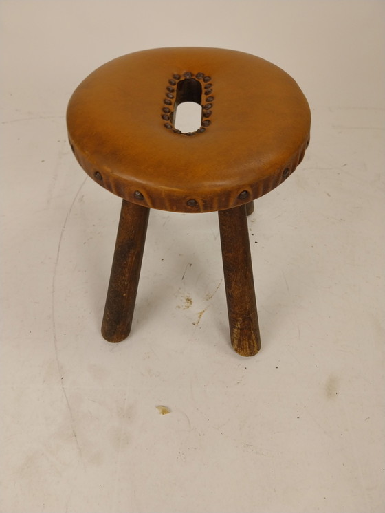 Image 1 of 1 sgabello brutalista con rivestimento in similpelle e chiodi neri anni '70