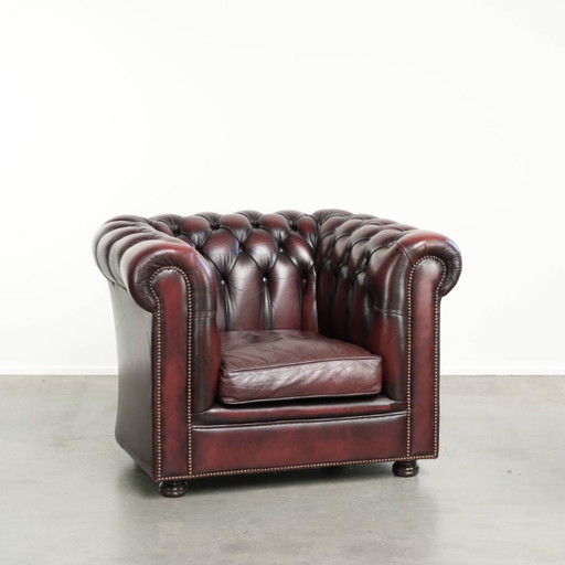 Englischer Chesterfield Club Sessel aus Rindsleder in einer schönen roten Farbe