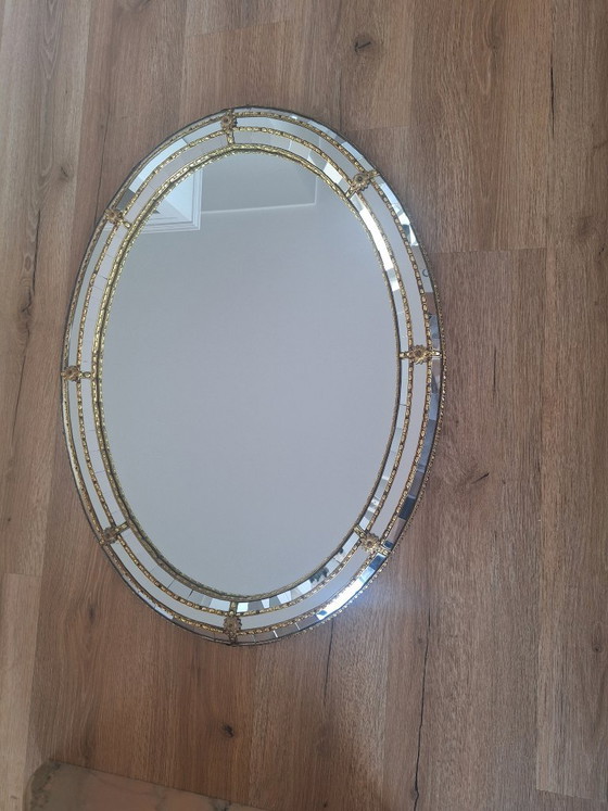 Elegante espejo de pared ovalado de estilo Hollywood Regency con consola de pared de estilo barroco. – Glass (photo 3 of 10)