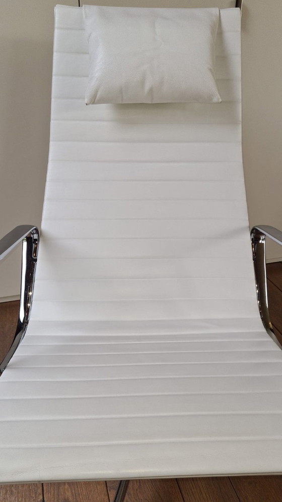 Image 1 of Vitra Aluminum Chair EA 124 - Snow Leather