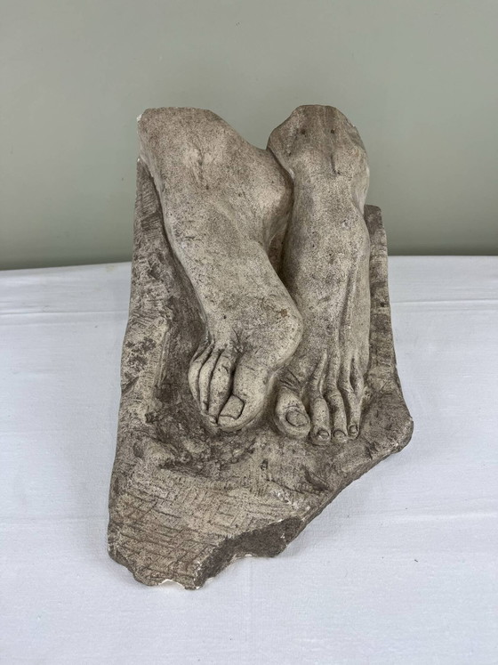 Stenen sculptuur, twee voeten op een blok, gesigneerd D. Paillot. – Beeldhouwkunst, Stone, Brutalist (photo 14 of 14)