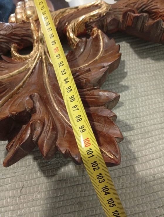 Image 1 of Belangrijke en spectaculair gebeeldhouwde wijnkelderspiegel