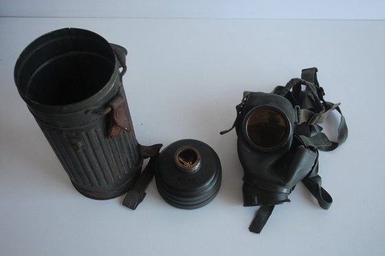 Image 1 of Origineel gasmasker uit de Tweede Wereldoorlog met naamplaatje en soldatenrang, circa 1940