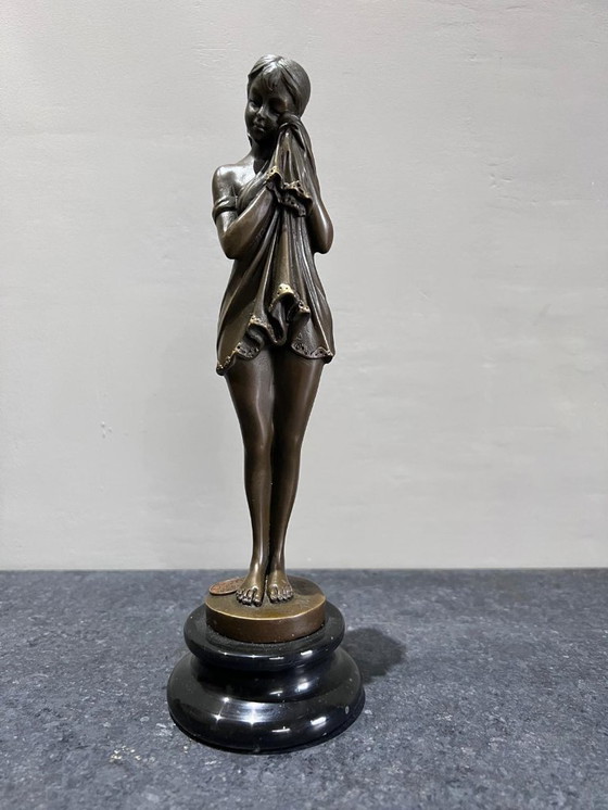 Image 1 of Scultura in bronzo di una donna in piedi su base di marmo
