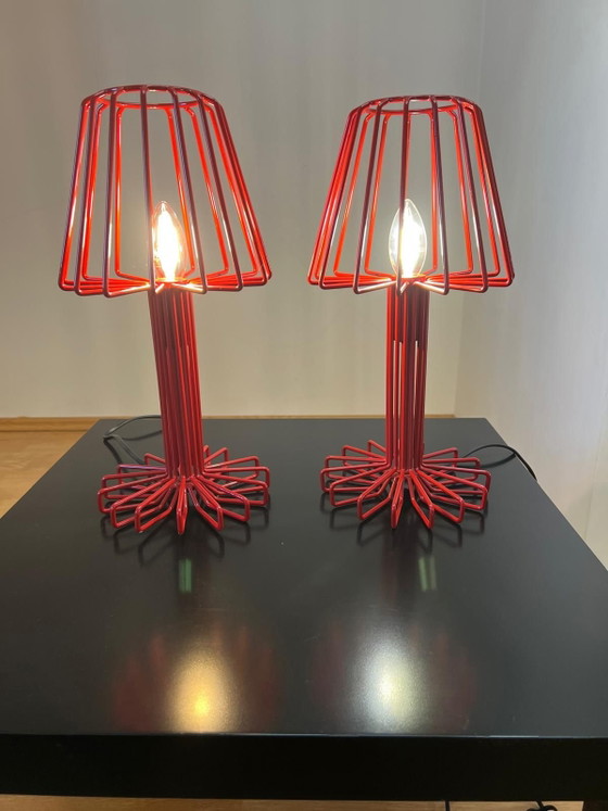Coppia di piccole Lampade da tavolo italiane rosse, Gabbia in filo Postmoderna anni '90, Metallo, Rosso (foto 2 di 10)