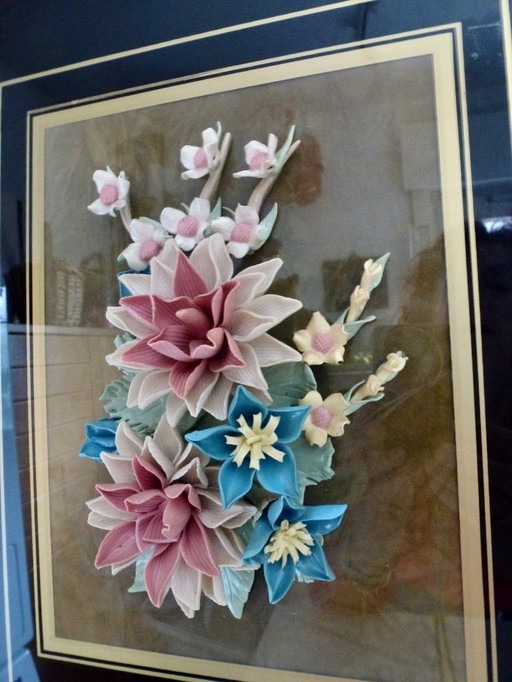 Peinture vintage en porcelaine avec des fleurs très finement appliquées...,