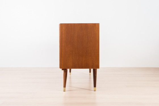Image 1 of Credenza scandinava in teak, stile Mid-Century Modern, di Sven Andersen, del 1960.