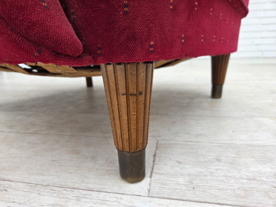 Image 1 of Años 60, sillón danés, muebles de terciopelo rojo cereza, patas de madera de haya, retapizado.