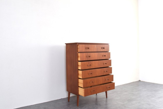 Image 1 of Commode danoise en teck, style milieu du XXe siècle, années 1960