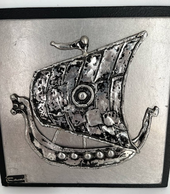 Image 1 of Raro rilievo da parete di Sven Lindström - Nave vichinga - Peltro su legno - Design scandinavo di metà secolo