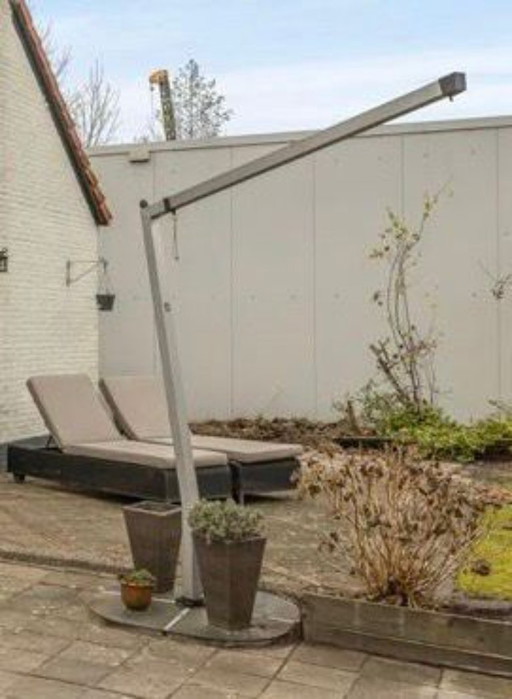 India  zilver alu taupe kleurige verstelbare zweefparasol met zware voet