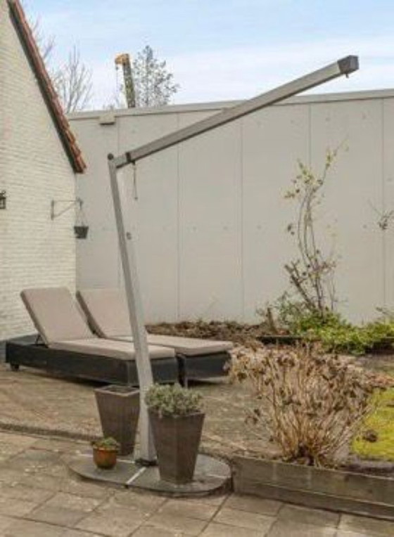 Image 1 of India  zilver alu taupe kleurige verstelbare zweefparasol met zware voet