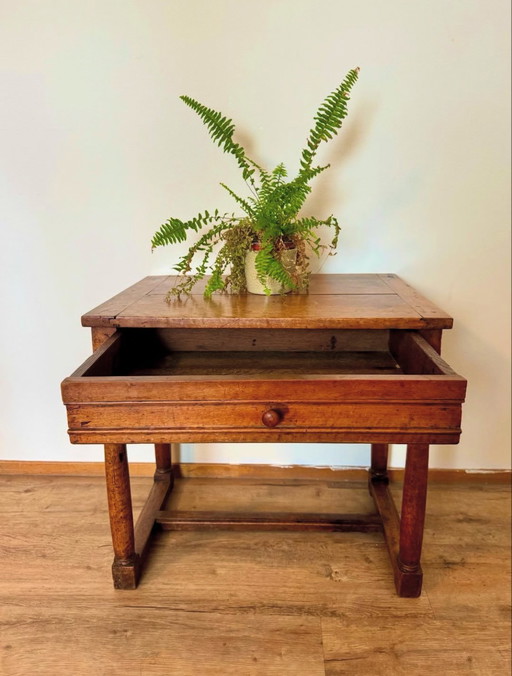 Table d'appoint ancienne en noyer avec tiroir.
