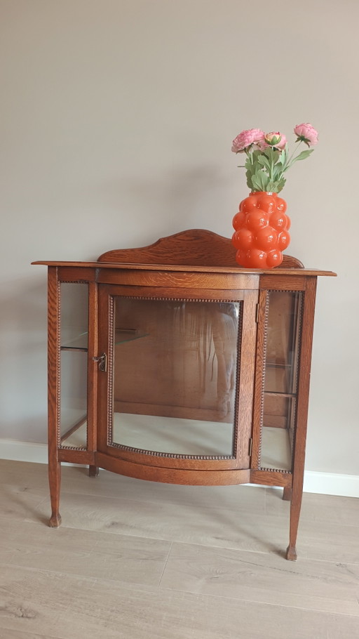 Splendida vetrina Art Déco con vetro curvo originale.