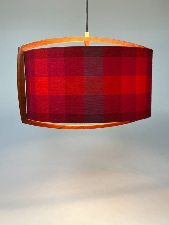 Image 1 of Lampada a sospensione vintage in teak con paralume a quadri rossi, Scandinavia anni '60