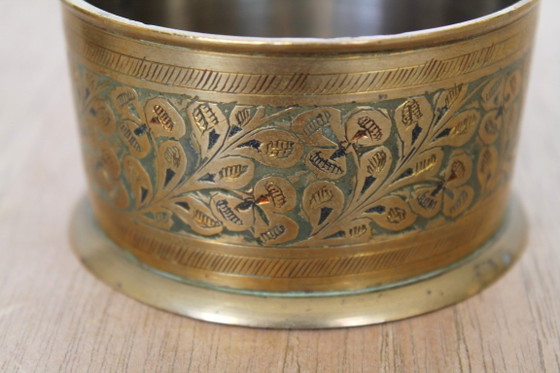Image 1 of Pot à tabac/encens indien, en laiton émaillé, vintage milieu du XXe siècle