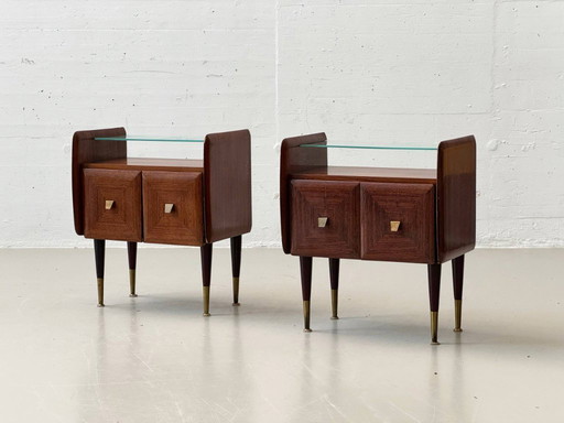 Ensemble de 2 tables de chevet en acajou de style milieu du siècle avec plateaux en verre, années 1960