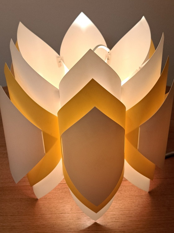 Image 1 of Lampada a sospensione vintage in plastica – Stile Mid-Century – Bianco/Giallo – 34 cm di altezza, 30 cm Ø