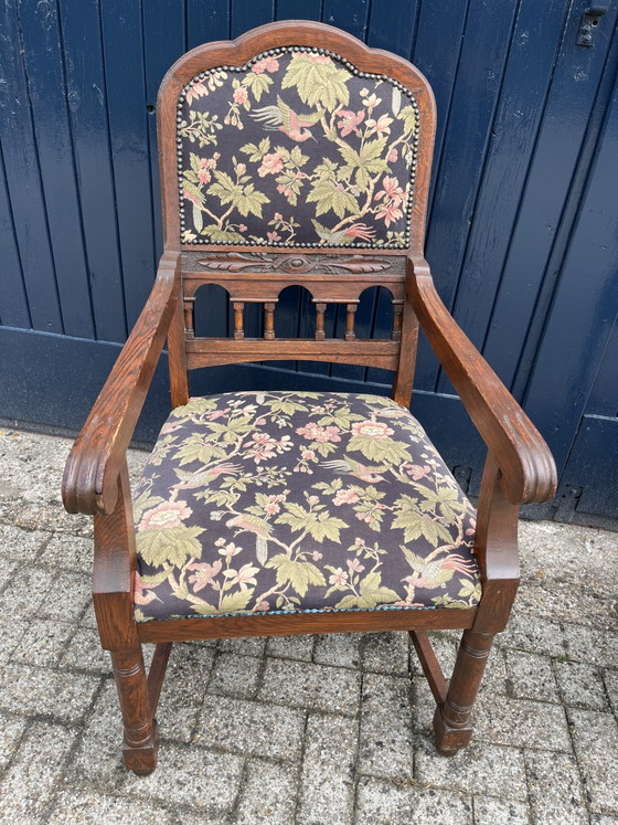 Ensemble de deux fauteuils anciens français ornés de tapisseries à motifs d'oiseaux et de fleurs – Textile (photo 2 of 7)