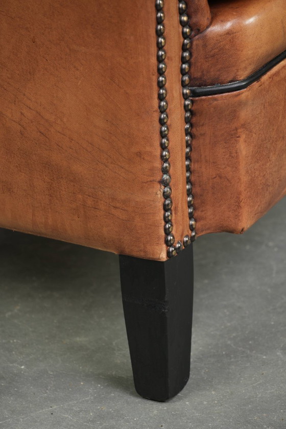 Image 1 of 2 grands fauteuils club en peau de mouton, en bon état